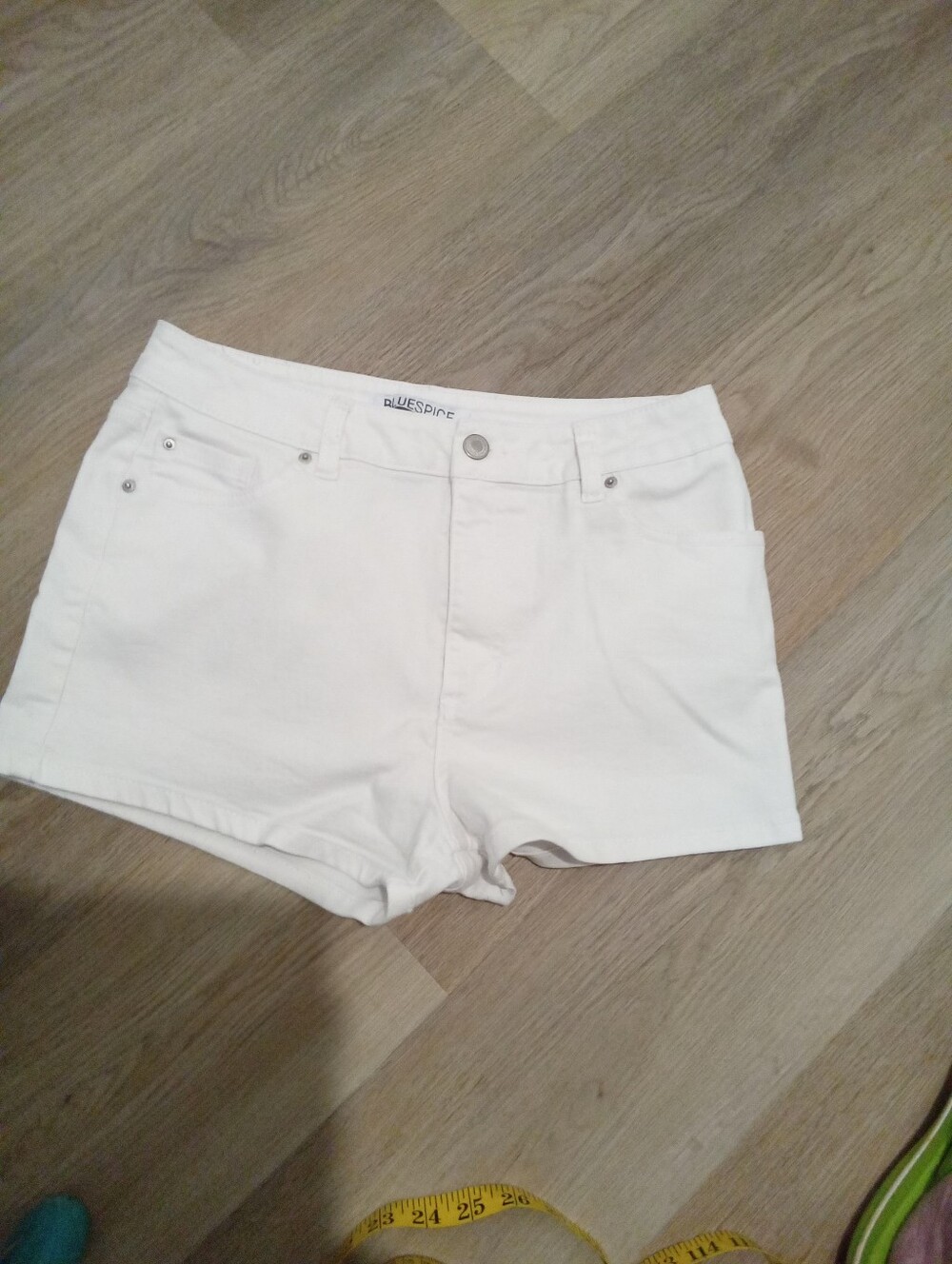 Blue Spice Junior's Size 9 White Denim Shorts